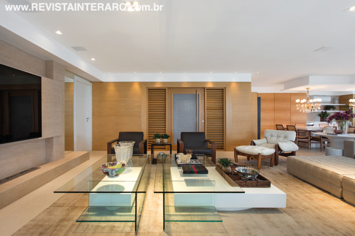 Com ambientes amplos, iluminados e confortáveis, este projeto de reformulação trouxe uma linguagem moderna e atemporal ao apartamento - Revista InterArq | Arquitetura, Decoração, Design, Paisagismo e Lifestyle