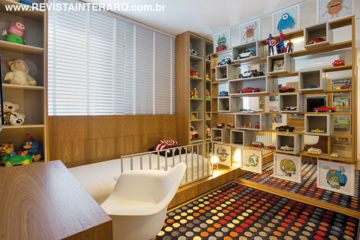 Para o quarto infantil, cores alegres e muito espaço para brinquedos
