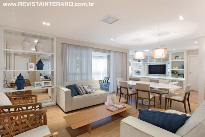 Este apartamento reflete a jovialidade dos moradores recém-casados, que adoram cozinhar para os amigos. Fizemos um projeto de interiores claro e iluminado, com perfis verticais delimitando painéis de mosaicos e espelhos. Esse truque trouxe um requinte despojado aos ambientes integrados de estar, jantar e home theater, além de acentuar a sensação de amplitude.