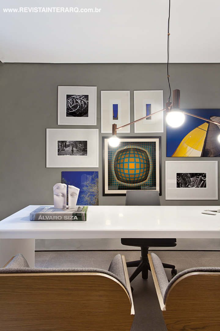 A sala da arquiteta, com mesa em Corian branco com design de Artemis Fontana, fotos, gravuras e serigrafia de Victor Vasarely