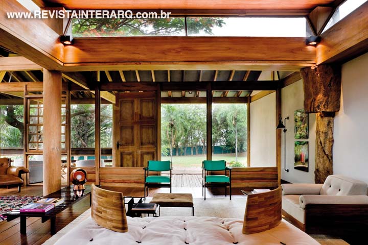 As arquitetas encontraram na casa de Zanine um ambiente tranquilo e integrado com a Natureza e o elegeram cenário de suas criações. Toda madeira do piso e do teto foi preservada. Móveis confortáveis (Casual Móveis) foram posicionados estrategicamente na varanda para contemplar o verde