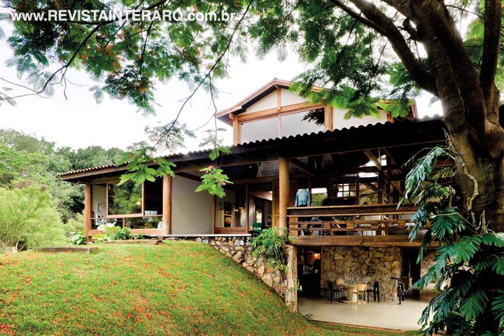 A arquitetura acompanha o desnível do terreno e cria espaços