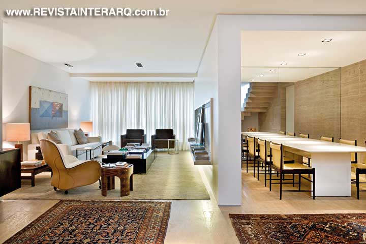 A parede espelhada deu profundidade ao espaço de jantar, com mesa Grassi, dos designers Flavio Bosato e Mauricio Lamosa, e cadeiras Cantu, de Sergio Rodrigues (tudo da Hill House)