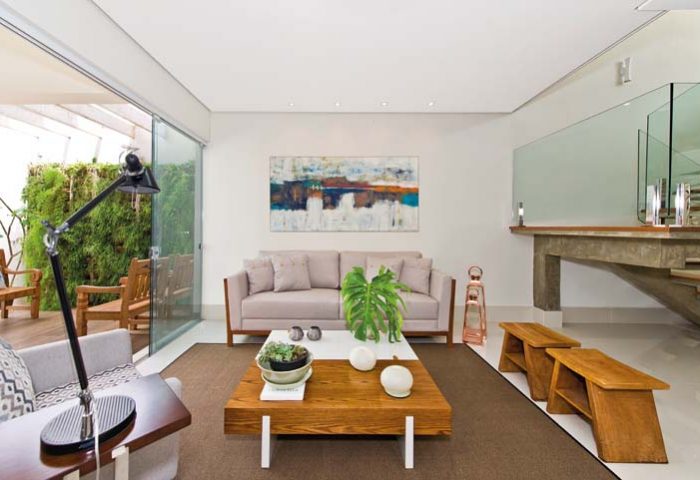 Para um jovem casal sem filhos, esta proposta em um terreno estreito contemplou um sobrado pautado pela liberdade visual - Revista InterArq | Arquitetura, Decoração, Design, Paisagismo e Lifestyle