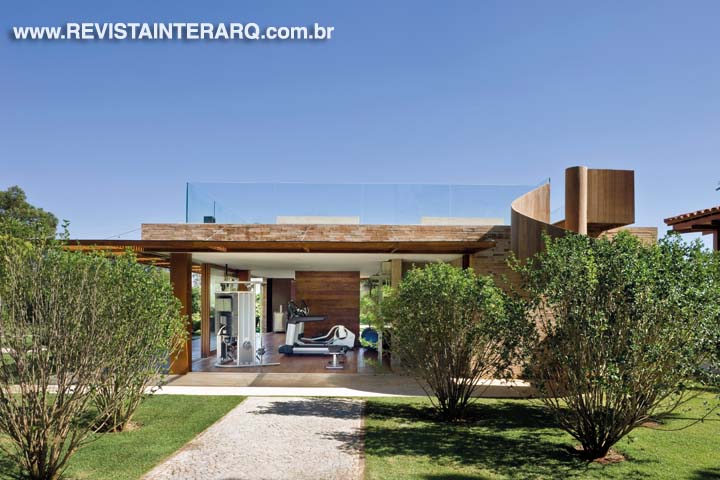 Linhas retas e acabamentos aconchegantes integram os ambientes sociais - Revista InterArq | Arquitetura, Decoração, Design, Paisagismo e Lifestyle