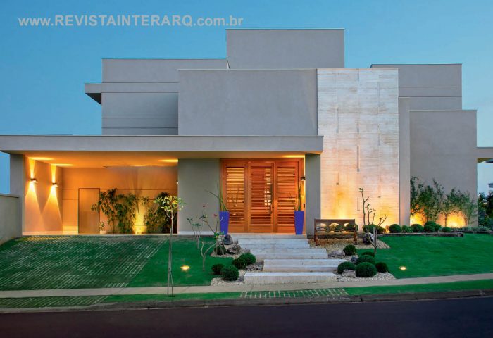 Linhas contemporâneas, ala íntima mais reservada e mix de acabamentos nobres e despojados nortearam este projeto de 680 m² - Revista InterArq | Arquitetura, Decoração, Design, Paisagismo e Lifestyle