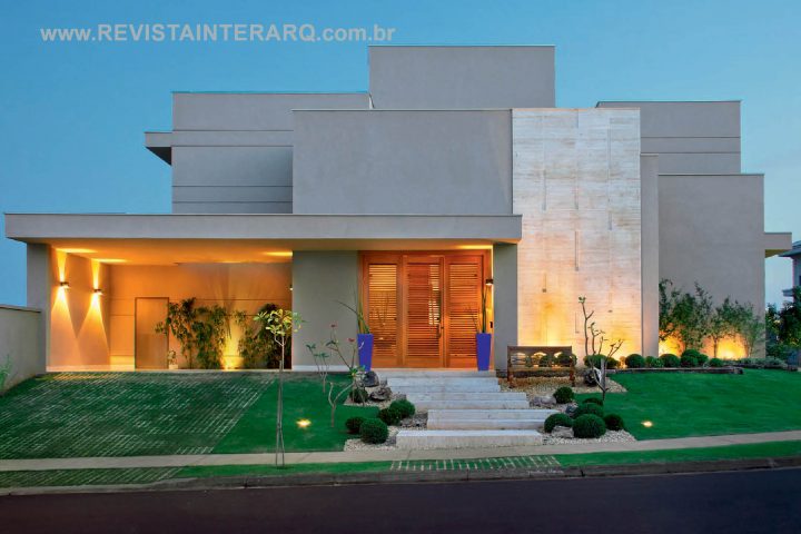 Linhas contemporâneas, ala íntima mais reservada e mix de acabamentos nobres e despojados nortearam este projeto de 680 m² - Revista InterArq | Arquitetura, Decoração, Design, Paisagismo e Lifestyle