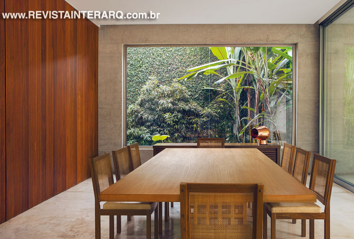 Detalhe do jantar, com mesa Cubos (Arquivo Contemporâneo) e cadeiras em palhinha da designer Claudia Moreira Salles (Arquivo Contemporâneo)
