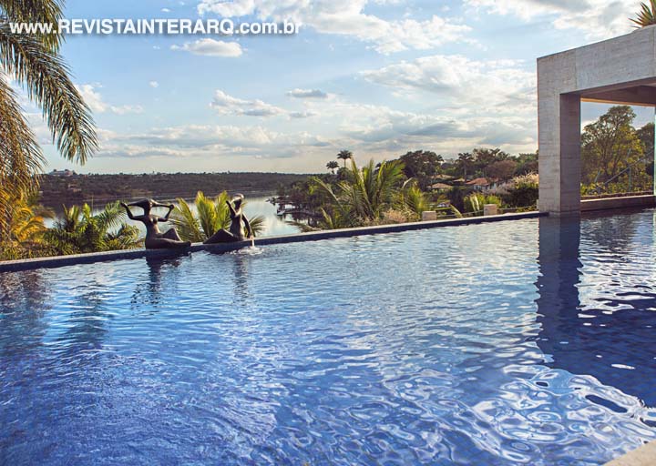 A piscina com borda infinita se abre para o entorno bucólico