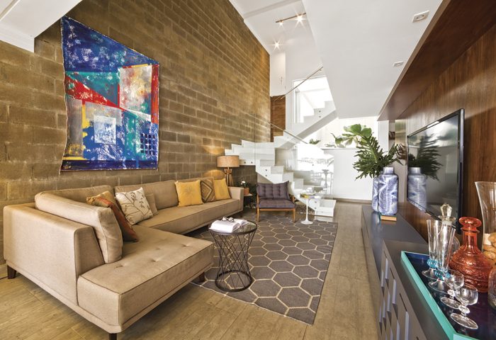 Para trazer robustez e jovialidade ao décor, foram utilizados materiais como laca colorida, mármores e madeira - Revista InterArq | Arquitetura, Decoração, Design, Paisagismo e Lifestyle