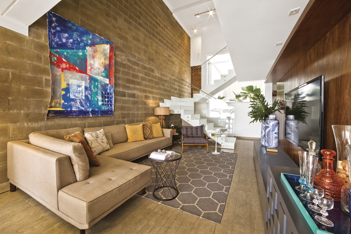 Para trazer robustez e jovialidade ao décor, foram utilizados materiais como laca colorida, mármores e madeira - Revista InterArq | Arquitetura, Decoração, Design, Paisagismo e Lifestyle