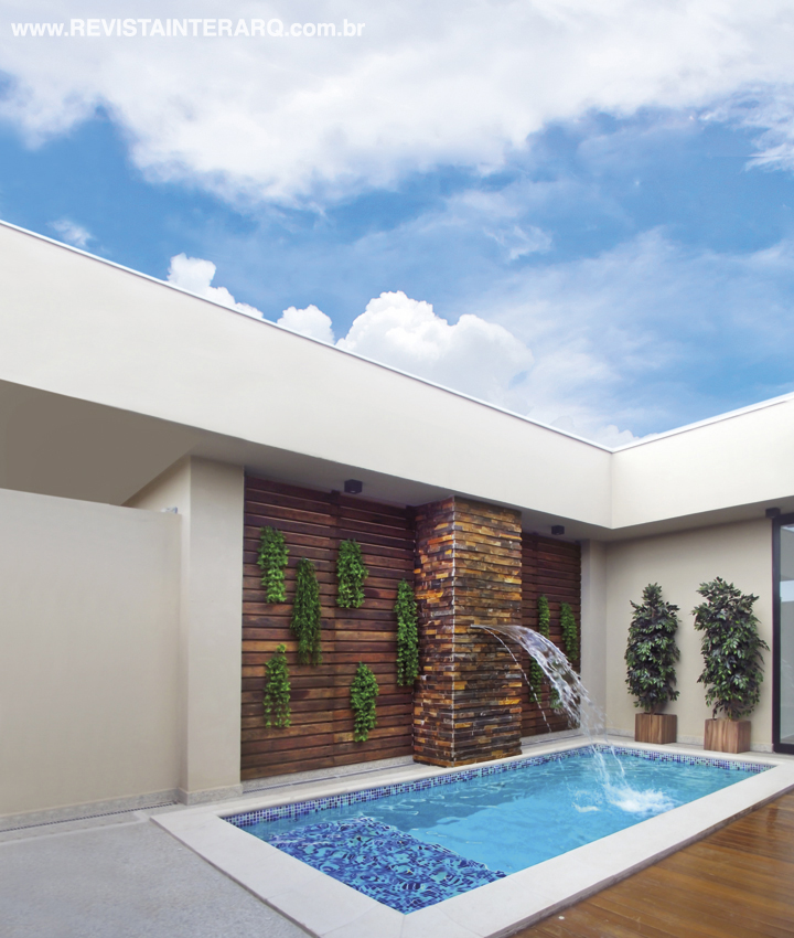 A área da piscina (Trevizan Center), com deck de madeira