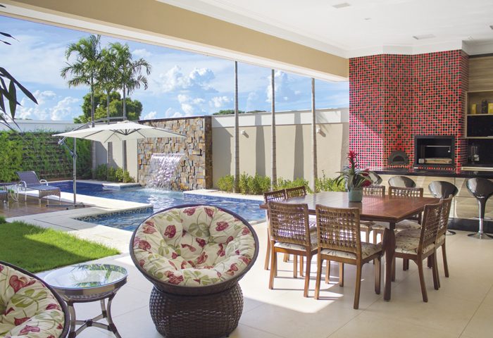 Um layout que valoriza a circulação fluida e que integra ao verde - Revista InterArq | Arquitetura, Decoração, Design, Paisagismo e Lifestyle