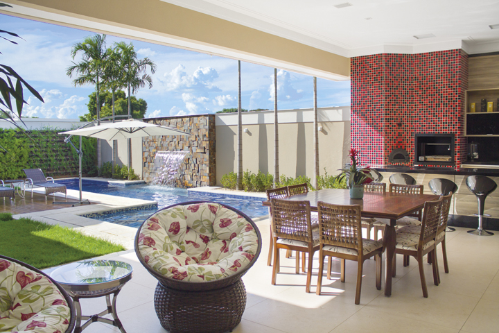 Um layout que valoriza a circulação fluida e que integra ao verde - Revista InterArq | Arquitetura, Decoração, Design, Paisagismo e Lifestyle