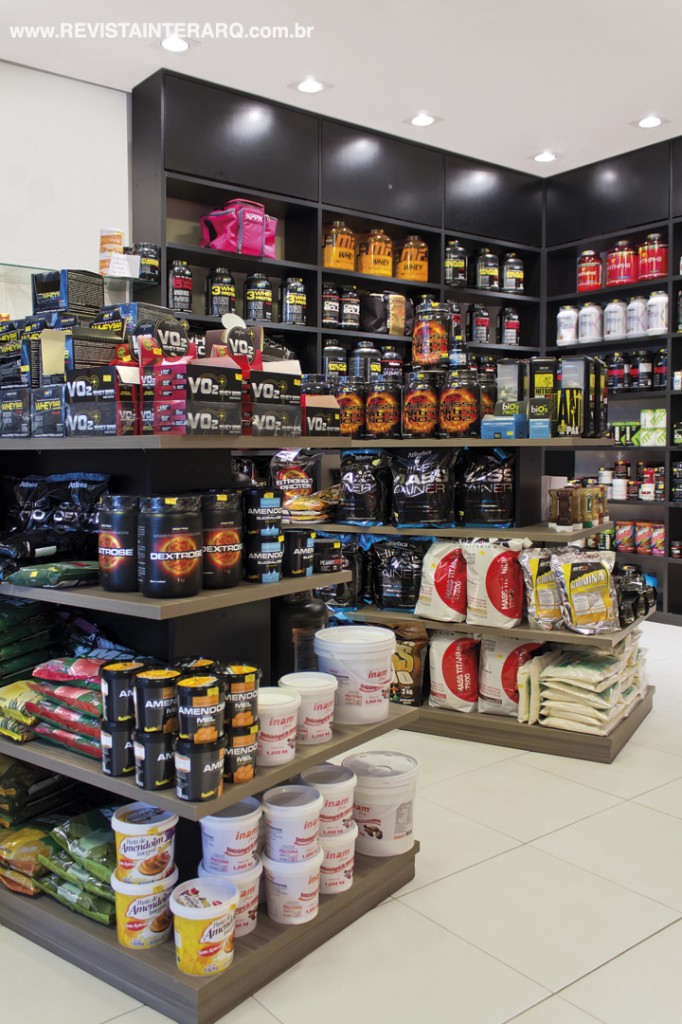A ala de suplementos e alimentos ganhou a elegância dos móveis pretos (Della Anno)
