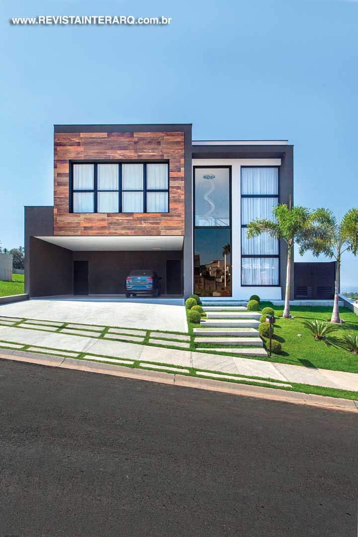 Neste sobrado, a arquitetura em “L” favorece a iluminação natural em todos os ambientes internos