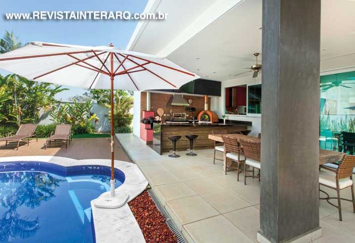 De medidas generosas e linhas ousadas, esta casa ganhou um living com pé-direito duplo e uma área gourmet completa - Revista InterArq | Arquitetura, Decoração, Design, Paisagismo e Lifestyle
