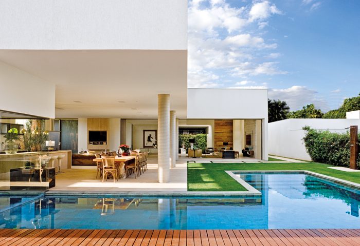 Concreto aparente e revestimentos claros tornaram neutra esta residência - Revista InterArq | Arquitetura, Decoração, Design, Paisagismo e Lifestyle