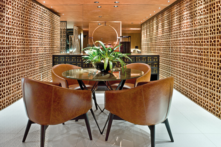 Na Mostra Artefacto, os arquitetos criaram um lobby de hotel inspirado em Hong Kong com o intuito de gerar impacto visual ao visitante - Revista InterArq | Arquitetura, Decoração, Design, Paisagismo e Lifestyle