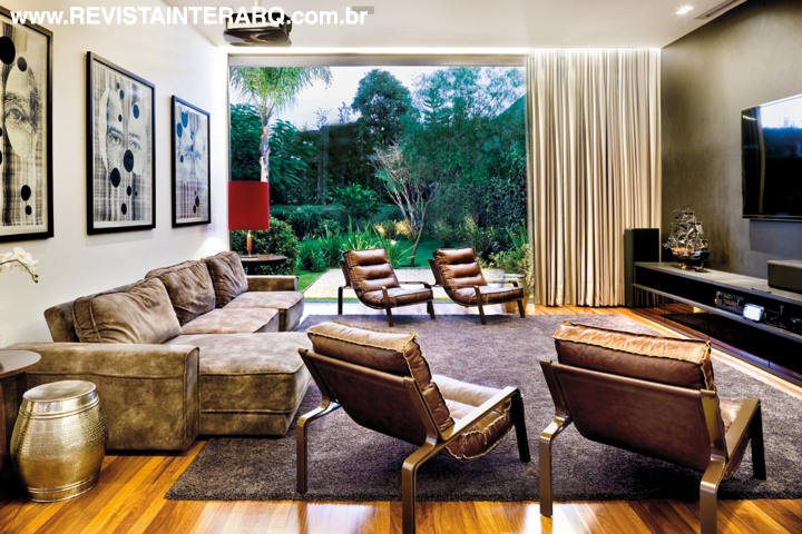 O home theater com móvel da Bontempo conta com o aconchego do tapete da Gallery e poltronas e sofá da Hill House