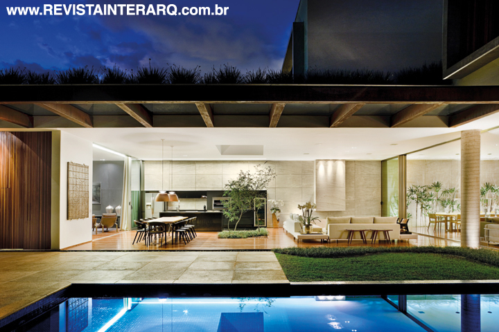 O espaço gourmet com móvel planejado da Bontempo é um dos pontos de encontro preferidos da família. Mesa da Hill House