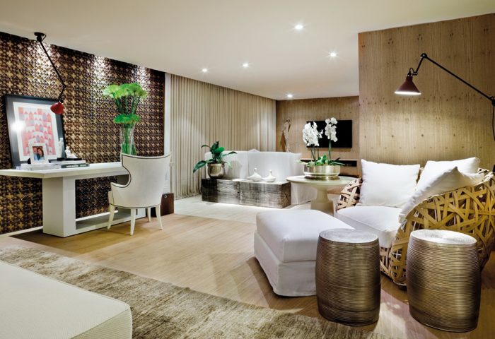 Pautados no bem-estar, este ambiente da Mostra Artefacto recebeu placas de freijó natural e piso em malha de aço para criar um jogo de luz e sombra - Revista InterArq | Arquitetura, Decoração, Design, Paisagismo e Lifestyle