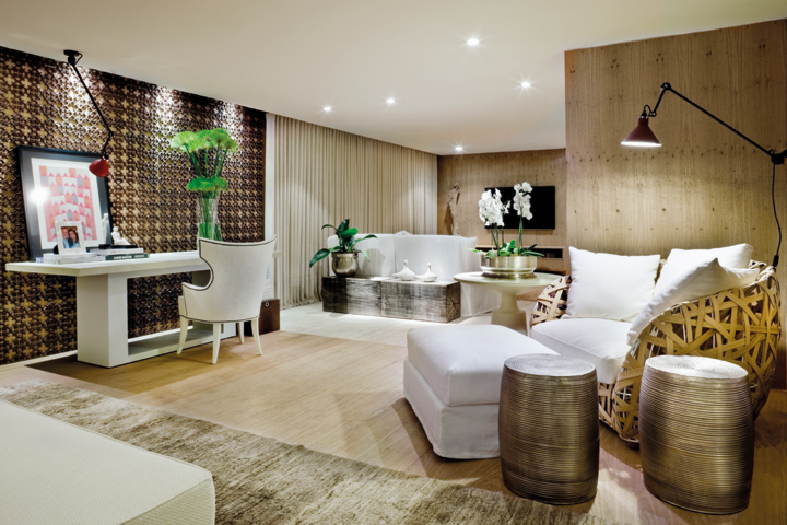 Pautados no bem-estar, este ambiente da Mostra Artefacto recebeu placas de freijó natural e piso em malha de aço para criar um jogo de luz e sombra - Revista InterArq | Arquitetura, Decoração, Design, Paisagismo e Lifestyle