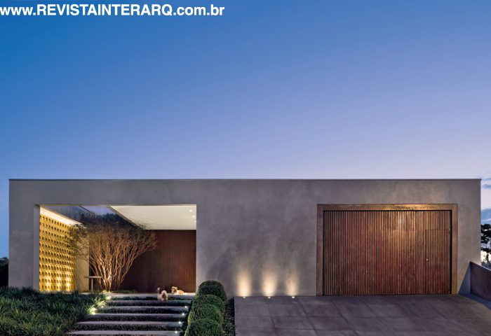 No projeto de ampliação desta casa modernista, a premissa foi favorecer a iluminação natural com grandes aberturas - Revista InterArq | Arquitetura, Decoração, Design, Paisagismo e Lifestyle