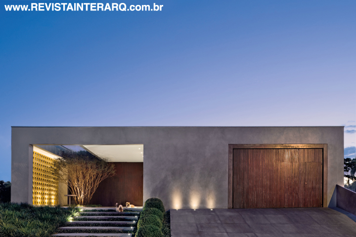 No projeto de ampliação desta casa modernista, a premissa foi favorecer a iluminação natural com grandes aberturas - Revista InterArq | Arquitetura, Decoração, Design, Paisagismo e Lifestyle
