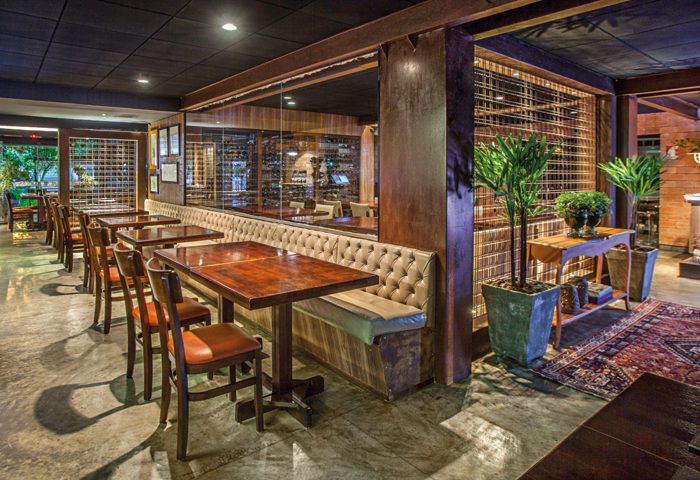 O projeto deste restaurante de carnes premium, é composto por um mix de elementos como materiais rústicos e tons escuros - Revista InterArq | Arquitetura, Decoração, Design, Paisagismo e Lifestyle