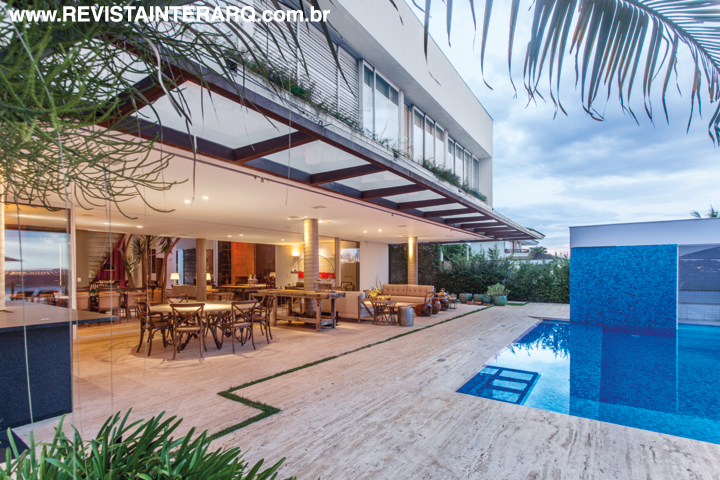 Todo o piso do lazer e social foi revestido com mármore Travertino Bruto (Claramar) e acentua a unidade visual