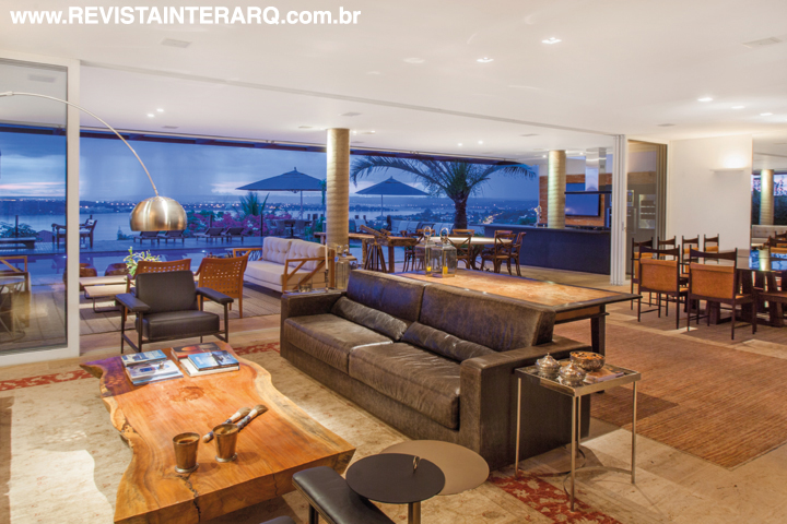 Na sala de jantar, cadeiras Cantu altas desenhadas por Sergio Rodriguez (Hill House). Na sala de estar, o destaque é a mesa lateral redonda comprada de designers milaneses em Brera, na Itália