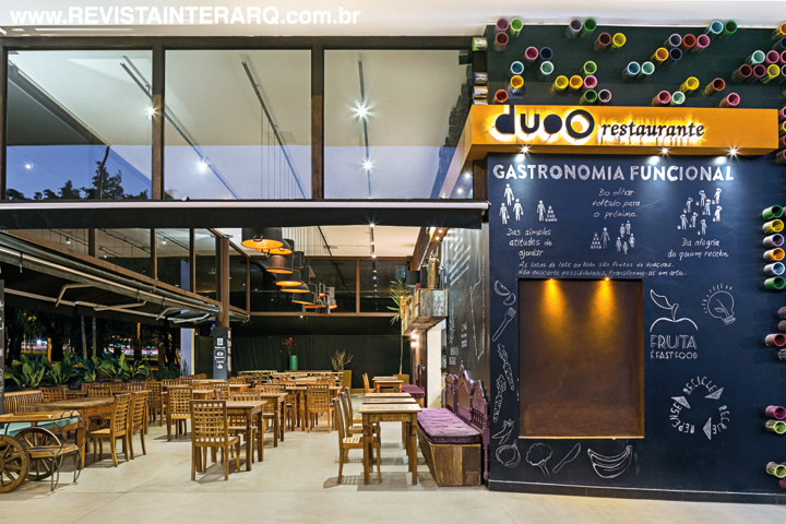 Esse fundo escuro dá ainda mais destaque às latas de leite Ninho em cores variadas na fachada