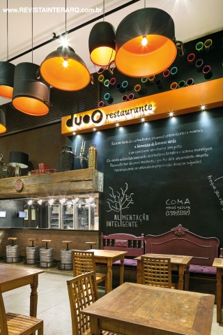 As paredes do restaurante receberam pintura preta e escritos em giz branco. 