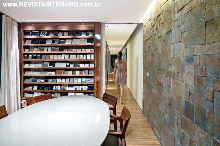 Na sala de reuniões, cadeiras Daniela, do designer Aristeu Pires (Hill House) acompanham a mesa em Quartzo Silestone (Claramar). Texturas naturais, como a estante de madeira (Evivva Bertolini) e a parede em Castellato (Dom Gabriel) favorecem o bem-estar da equipe