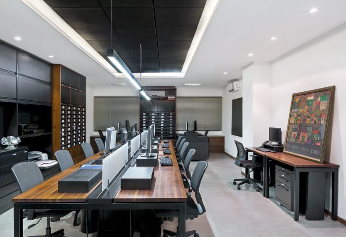 Neste escritório, elementos em concreto e a mobília de linhas retas tornam o espaço agradável e atemporal - Revista InterArq | Arquitetura, Decoração, Design, Paisagismo e Lifestyle