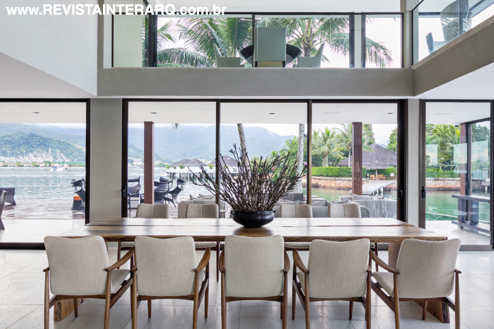 Grandes panos de vidro emolduram as belas águas de Angra dos Reis, criando quadros vivos no interior da casa. Estar, jantar, home, deck, gourmet e varanda são integrados, 