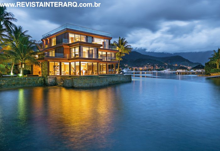 Em meio às águas de Angra dos Reis, esta residência foi projetada para interagir harmoniosamente com o entorno - Revista InterArq | Arquitetura, Decoração, Design, Paisagismo e Lifestyle