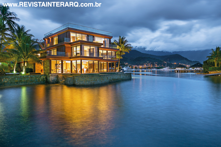 Em meio às águas de Angra dos Reis, esta residência foi projetada para interagir harmoniosamente com o entorno - Revista InterArq | Arquitetura, Decoração, Design, Paisagismo e Lifestyle