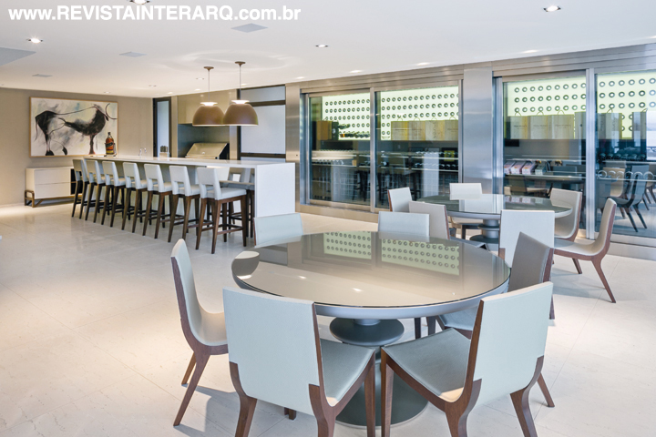 Clean, com piso em porcelanato travertino clássico da Portinari (Dom Gabriel) e móveis planejados da Bontempo, o espaço gourmet é perfeito para receber os amigos. As banquetas Cezanne, mesa de jantar Spin e cadeiras Courbe são da Artefacto