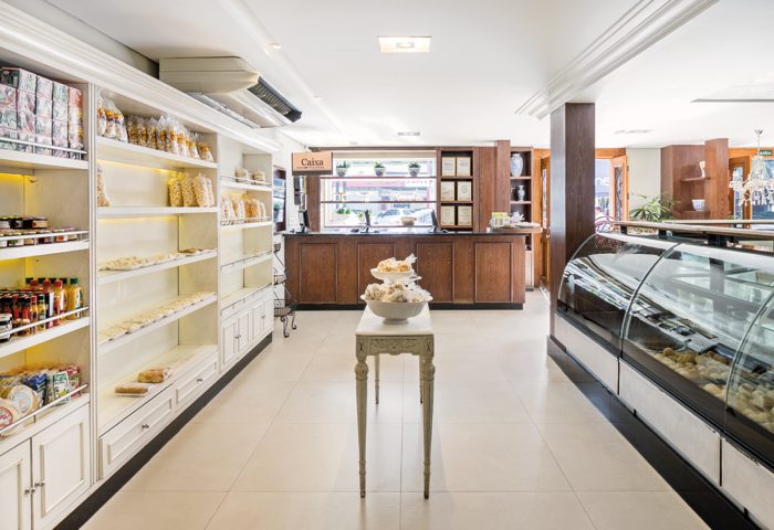 Tradicionais ladrilhos hidráulicos coloridos são uma das características marcantes do projeto desta confeitaria - Revista InterArq | Arquitetura, Decoração, Design, Paisagismo e Lifestyle