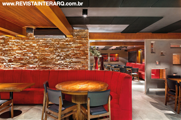 Todo o teto do restaurante recebeu placas acústicas da Síntese Arquitetura. No piso, placas cimentícias da Dom Gabriel.