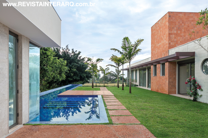 A piscina com pastilhas da Dom Gabriel conta com uma raia em toda a extensão do terreno