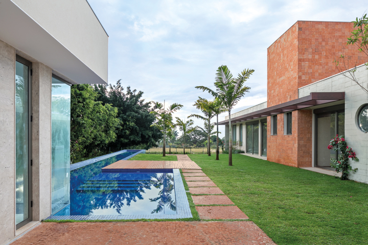 O terreno de medidas generosas permitiu a criação de um quadro verde através de uma cerca viva de Ficus na fachada da casa - Revista InterArq | Arquitetura, Decoração, Design, Paisagismo e Lifestyle