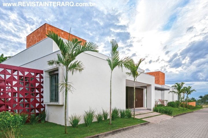 O elemento vazado com formas geométricas Golubov e a cor intensa confere personalidade moderna ao projeto