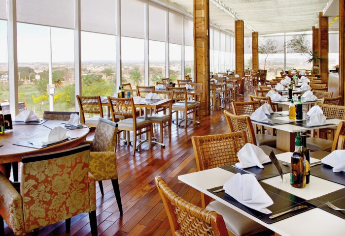 Neste tradicional restaurante de Brasília, o projeto de interiores foi elaborado com materiais rústicos, paleta sóbria e iluminação natural - Revista InterArq | Arquitetura, Decoração, Design, Paisagismo e Lifestyle