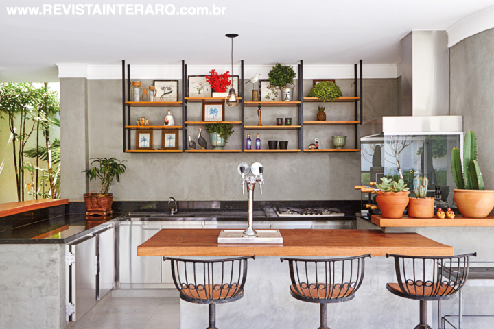 O espaço da churrasqueira conta com balcão refrigerado (Refrigeração Araçatuba), chopeira e banquetas giratórias
