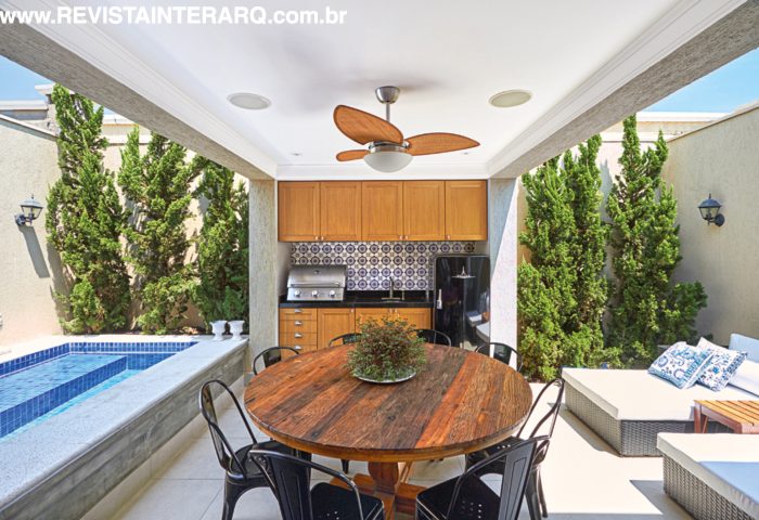 Composições clássicas, com boiseries claros, detalhes luxuosos e móveis confortáveis, são o destaque deste projeto - Revista InterArq | Arquitetura, Decoração, Design, Paisagismo e Lifestyle