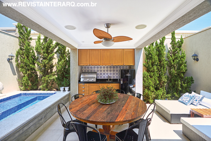Composições clássicas, com boiseries claros, detalhes luxuosos e móveis confortáveis, são o destaque deste projeto - Revista InterArq | Arquitetura, Decoração, Design, Paisagismo e Lifestyle