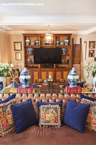 O home theater com estante em madeira e lustre da Frontier 